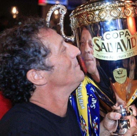 Pedro Troglio con el trofeo de campeón (Foto: ElDia)