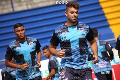 Aldo Magaña de Grecia, uno de los extranjeros que no pueden volver