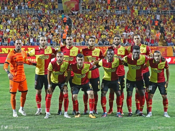 Celso Borges en un partido con el Goztepe