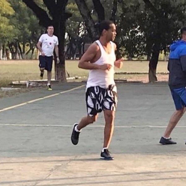 El ídolo jugó al fútbol mientras estaba en la cárcel.