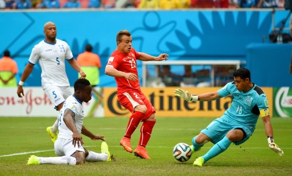 El golero le tapa un mano a mano aXherdan Shaqiri, actual futbolista del Liverpool.