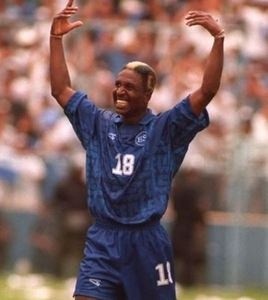 El brasileño con la camisa de El Salvador.