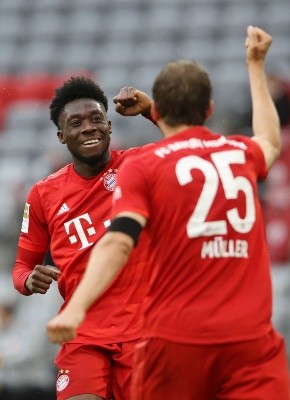 Alphonso Davies y Thomas Muller (A. Hassenstein)