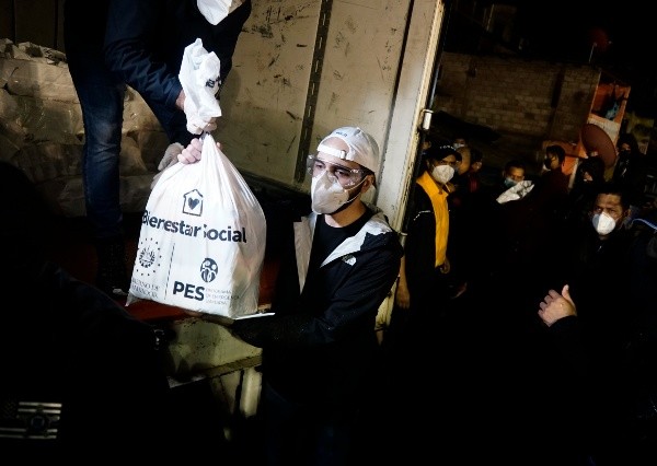 Nayib Bukele haciendo entrega de bolsas de comida a los afectados por la tormenta tropical Amanda (Foto: Guillermo Martínez)