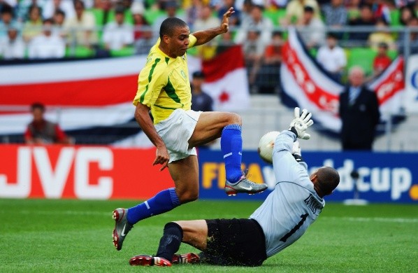 Erick Lonnis le tapa un remate a Ronaldo en 2002 (Foto: Shaun Botterill) Erick Lonnis le tapa un remate a Ronaldo en 2002 (Foto: Shaun Botterill)