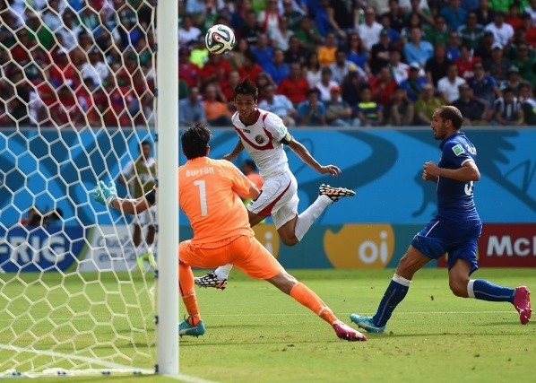 Bryan Ruiz anotando el gol de la clasificación contra Italia en Brasil 2014 (foto – getty).