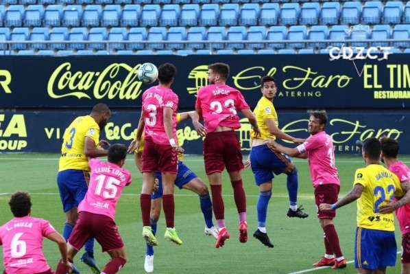 Cadiz cayó de local 2 a 0 contra Tenerife, pero sigue líder. (Twitter)