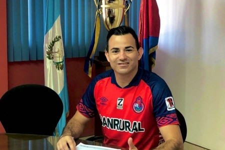 Marco Pappa firmando con Municipal (Foto: Guatefutbol) Marco Pappa firmando con Municipal (Foto: Guatefutbol)