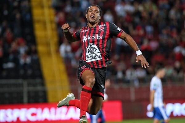 McDonald jugó 263 partidos en Alajuelense y marcó 126 goles.