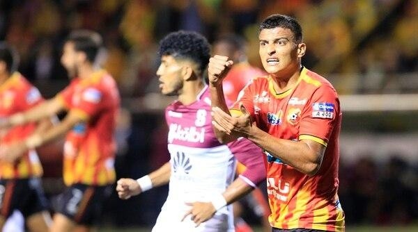 Saravia pertenece a Herediano y está a préstamo en los Brumosos.