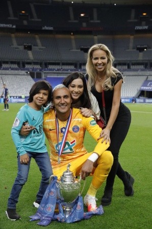 Keylor Navas festejando el título junto a su familia (Foto: PSG)