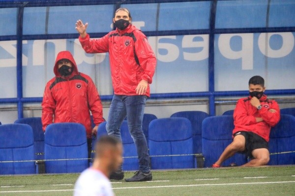 Andrés Carevic dirigiendo a Alajuelense (Foto: Twitter/Alajuelense)
