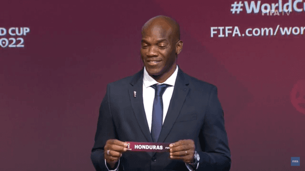 David Suazo al momento de sacar el papelito con su país.