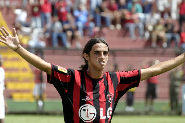 Bryan Ruiz jugó su último partico con Alajuelense en el 2006. (CRHoy)