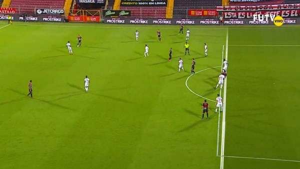 Bryan Ruiz se encontraba habilitado en el gol de Alajuelense. (TDMas)