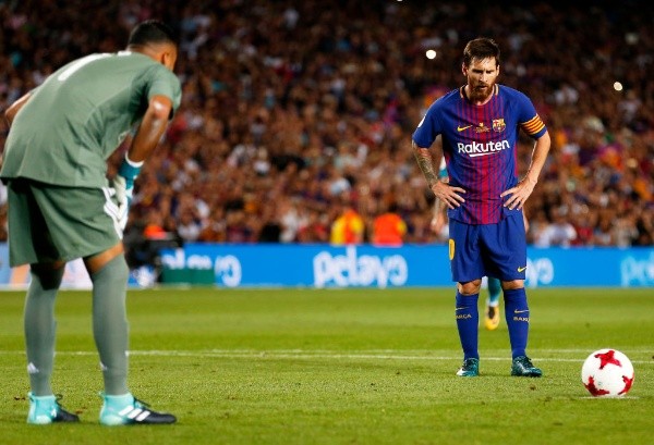 Lionel Messi y Kelor Navas se cruzaron seguido en el clásico español. (Getty)