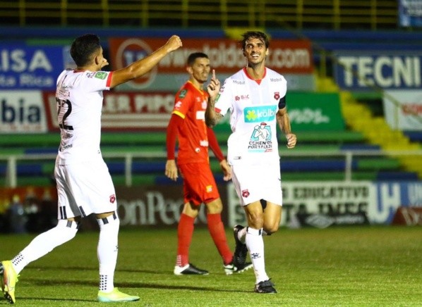 Bryan Ruiz marcó ante Herediano su primer gol desde el regreso. (Twitter)