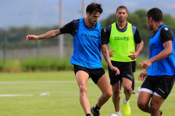 Bryan Ruiz y Álvaro Saborío entrenando con Alajuelense. (Foto: Twitter / Alajuelense)