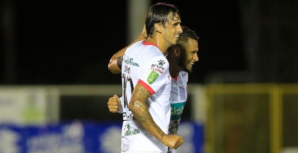 Bryan Ruiz junto a Alex López . Foto: Alajuelense/Twitter
