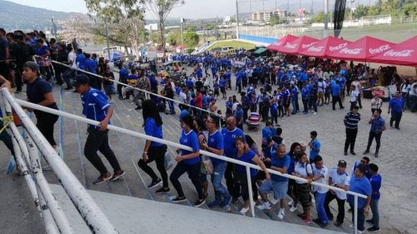 El Salvador permitirá que solo ingresen el 30% de la capacidad del estadio.