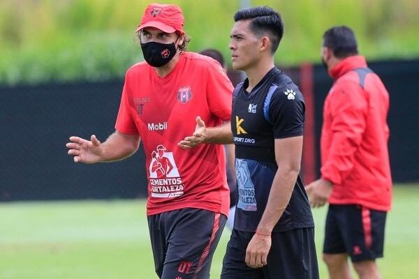Andrés Carevic recupera a Alonso Martínez para Alajuelense. (CrHoy)