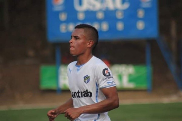 Rabré tuvo un corto paso por Comunicaciones antes de emigrar. (Facebook)