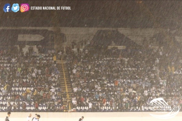 El recuerdo al que avoca Juan Vita: la gente presente en el empate ante Guatemala (Foto: Fenifut)