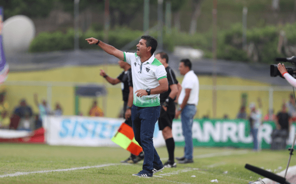 Juan Torres Servín es el entrenador de Antigua GFC. (Foto: Prensa Libre)