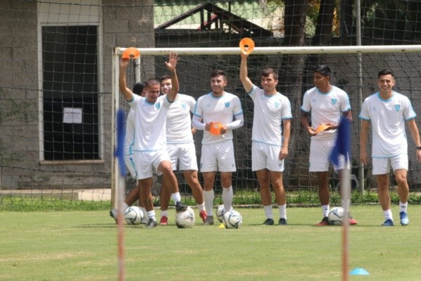 Rubio Rubín se divertió con sus compañeros en la práctica. (Foto: Fedefut)