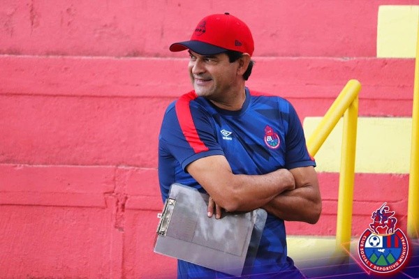 José Saturnino Cardozo dirigirá a Municipal en el Apertura 2021 (@Rojos_Municipal)