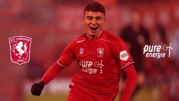 Manfred Ugalde con la camiseta delTwente FC