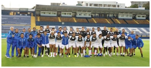 Plantel y cuerpo técnico posan juntos. (Foto: Fedefut)