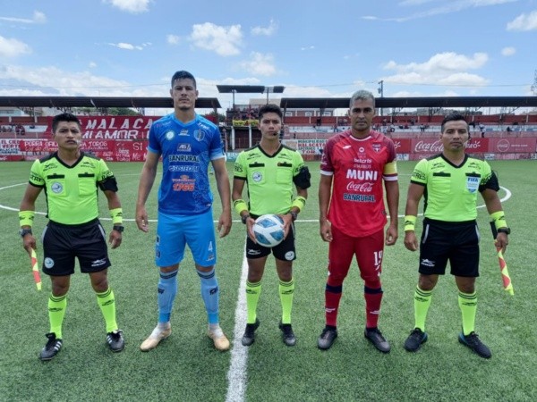 Moreira y Betancourt posan junto a la terna arbitral. Santa Lucía vs. Malacateco fue el juego que dio inicio a este Apertura 2021 (Foto: Amir Cifuentes)