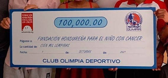 El cheque que Olimpia entregó a la Fundación Hondureña para el Niño con Cáncer (Foto: Nación Olimpista)