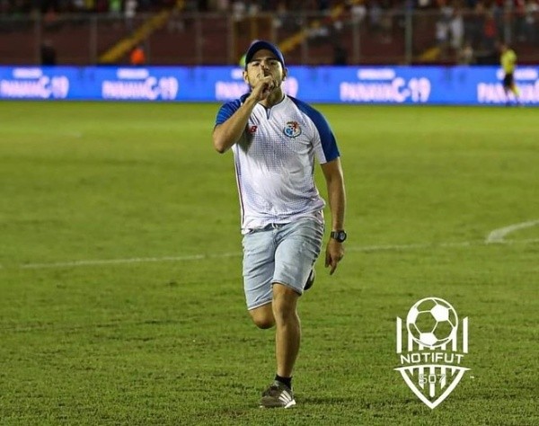 Uno de los fanáticos que ingresó a la cancha (NOTIFUT).