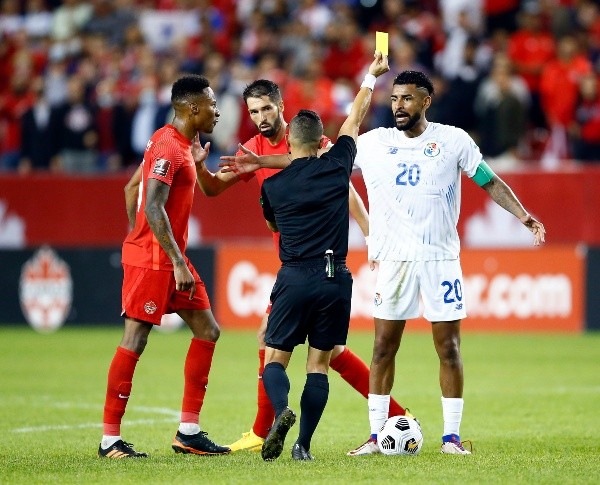 Momento en el que Villarreal amonesta a Godoy (Getty).