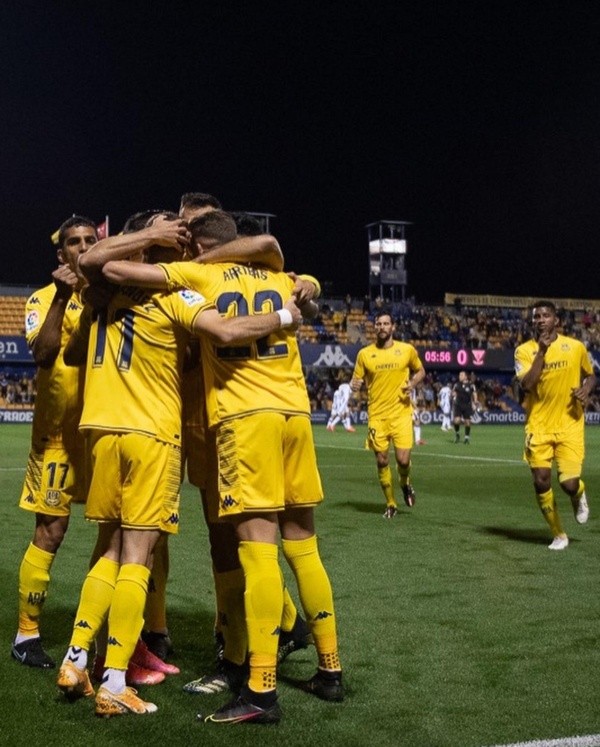 Fidel Escobar celebra con sus compañeros (Alcorcón)