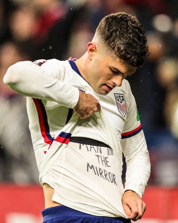 “El Hombre en el espejo”, el mensaje de Pulisic para Ochoa. (Getty Images)