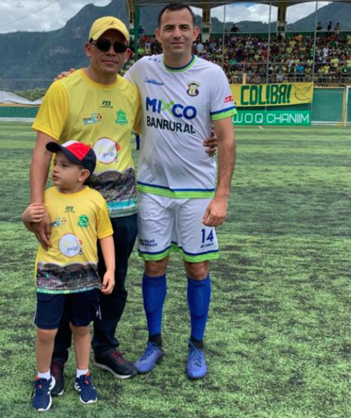 Pappa vistiendo los colores del Deportivo Mixco junto al presidente de San Pedro FC