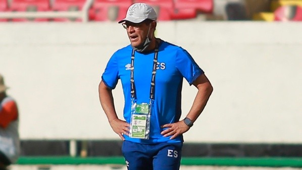 Hugo Pérez dirigiendo a la Selección Nacional de El Salvador