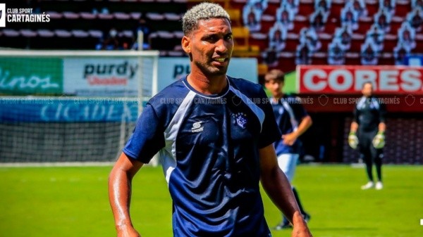 Marcel Hernández con la camiseta del Cartaginés