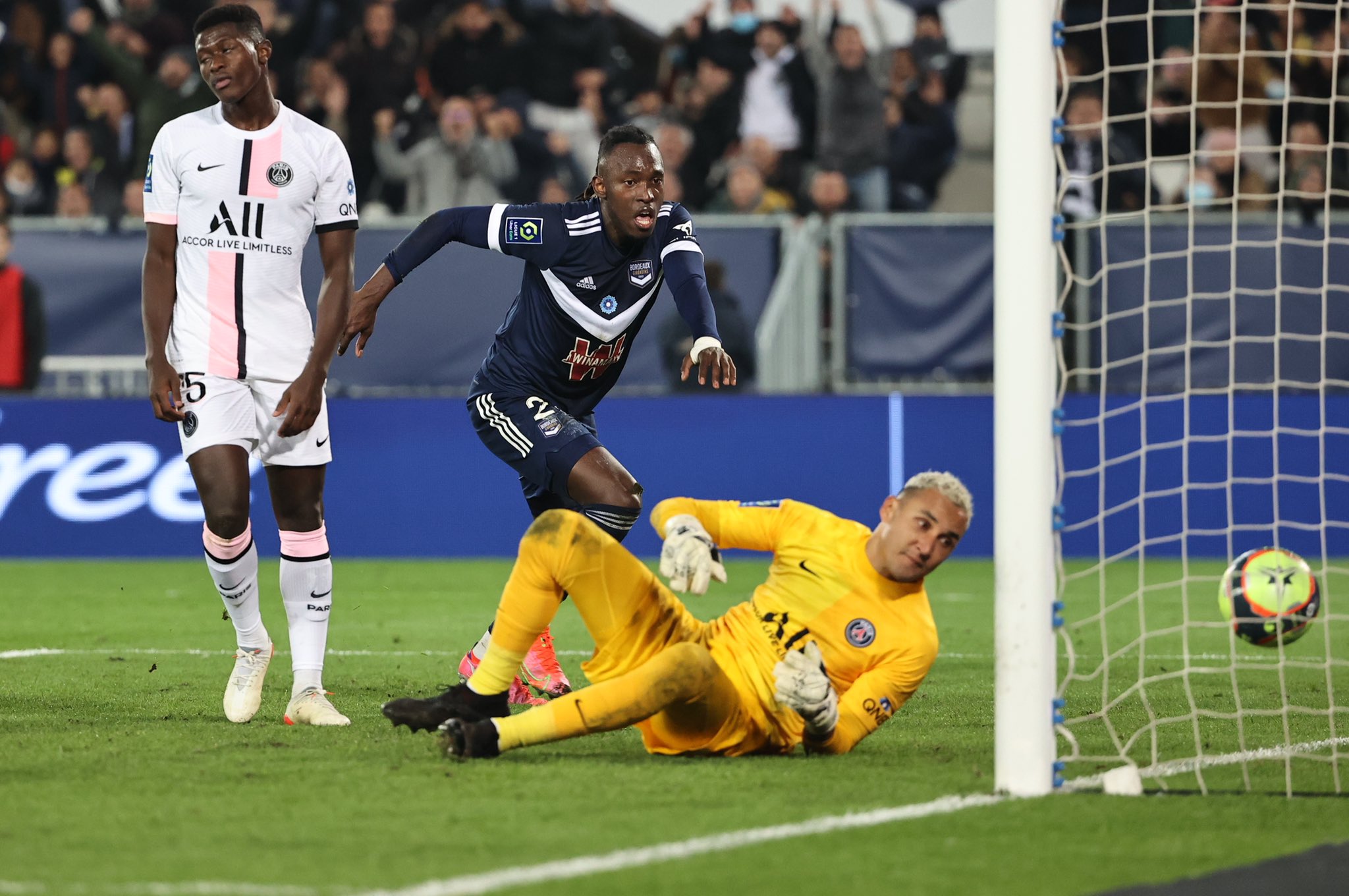 Alberth Elis marcándole un gol a Keylor Navas en la Ligue 1