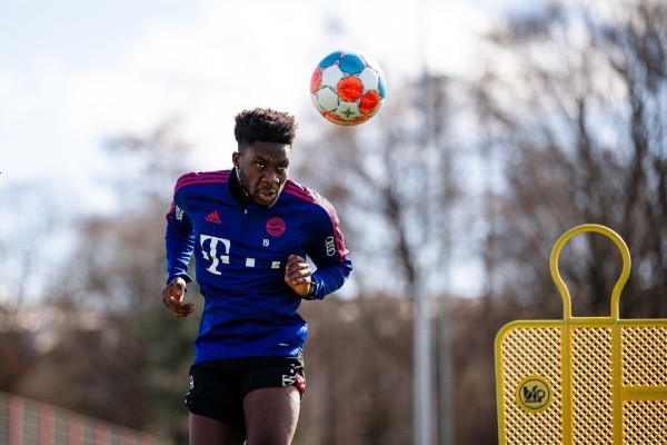 Alphonso Davies entrenando con el Bayer de Múnich
