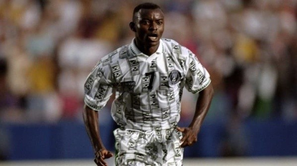 Aunque no lo parezca, esta era la camiseta alternativa de Nigeria. Fuente: Getty Images