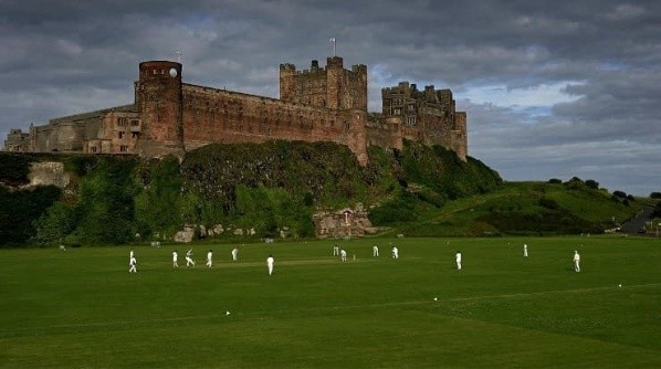 A escasos metros de un castillo medieval los locales disfrutan del fútbol (Fuente: Getty Images)