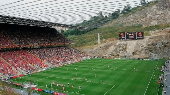 Este bello estadio fue una de las sedes de la Eurocopa 2004 que ganó Portugal como organizador (Fuente: Getty Images)