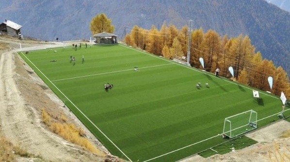En medio de los Alpes suizos se encuentra este campo de juego único (Fuente: @FCGspon)