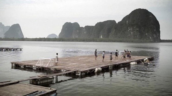 Un ejemplo de superación y del impulso de la pasión por el fútbol con esta cancha flotante en Tailandia (Fuente: @FCPanyee)