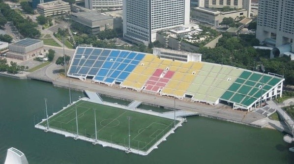 La belleza absoluta de la cancha flotante de Singapur ubicada en una bahía (Fuente: Wikipedia).