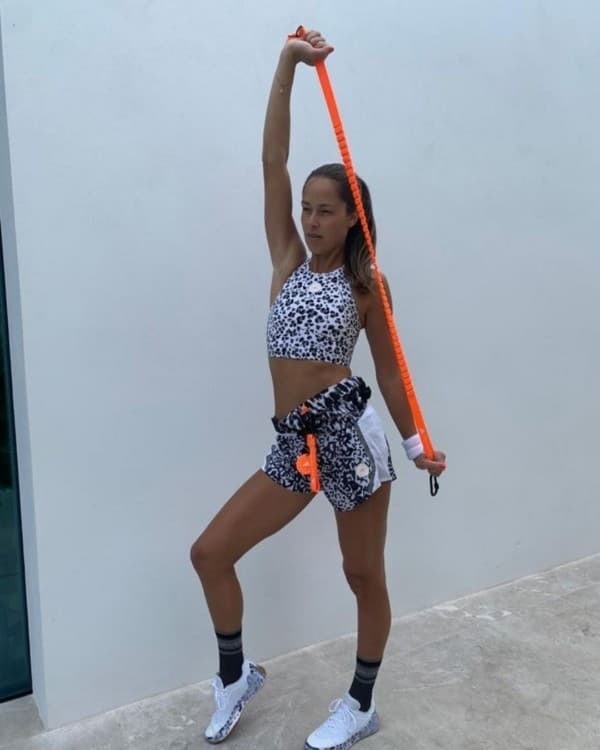 La esposa de Bastian Schweinsteiger paseó su belleza a la hora de jugar y modelar. Fuente: Instagram @anaivanovic